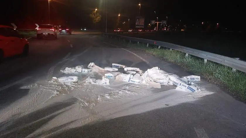 I sacchi di cemento sulla carreggiata in via Breda