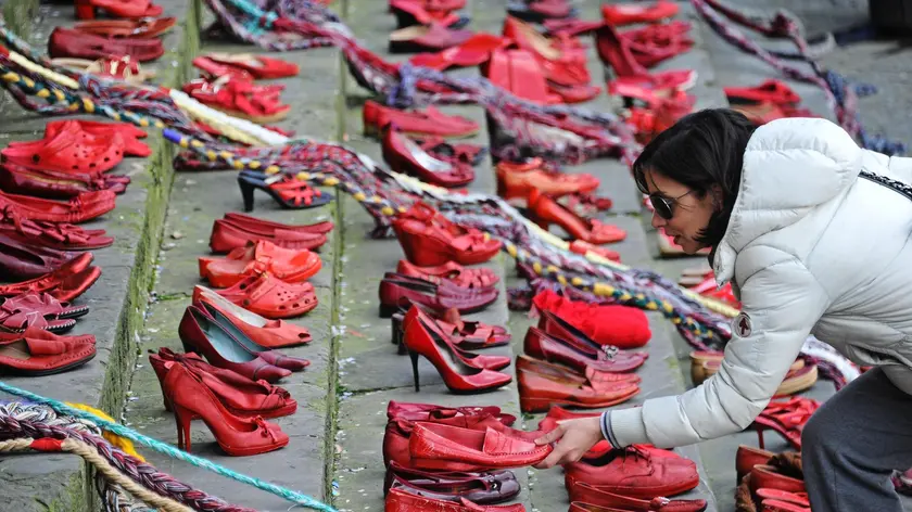 Le scarpe rosse, simbolo della lotta contro la violenza sulle donne