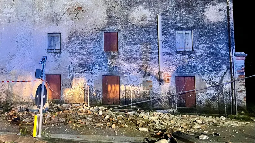 I detriti finiti sulla strada a Tombolo