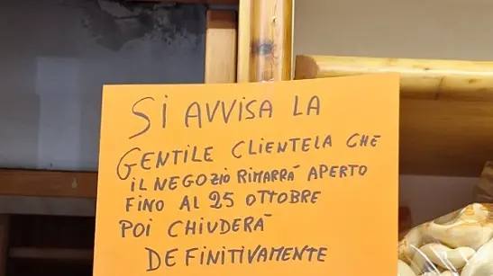 Il cartello che annuncia la chiusura dell'alimentari a Sant'Ignazio