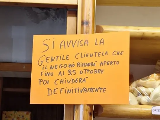 Il cartello che annuncia la chiusura dell'alimentari a Sant'Ignazio