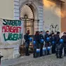La polizia all'esterno dell'ex studentato Meneghetti