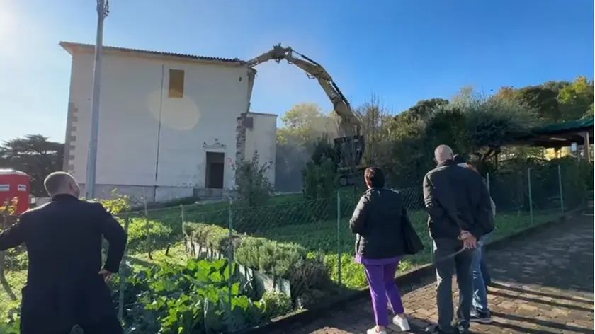 La demolizione della Don Milani a Montegrotto