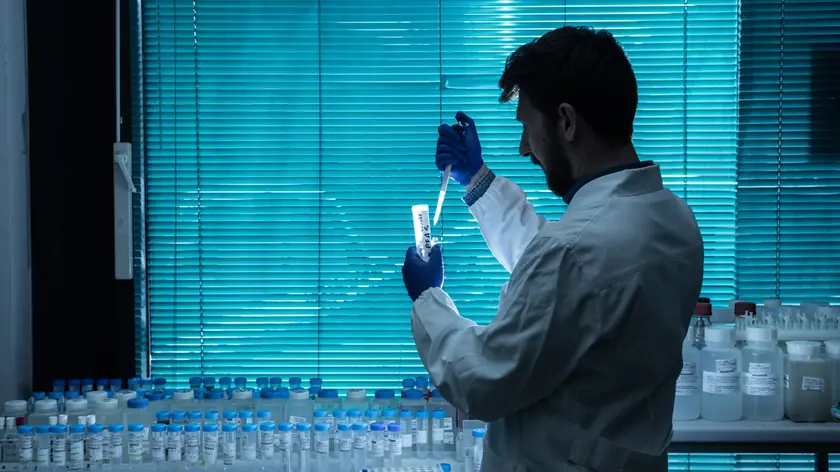 Verona, nei laboratori dell Arpav dove vegono analizzate le acque e il sangue delle persone delle zone contaminate dai Pfas. Nella foto la preparazione dei campioni delle acque per l'analisi dei Pfas