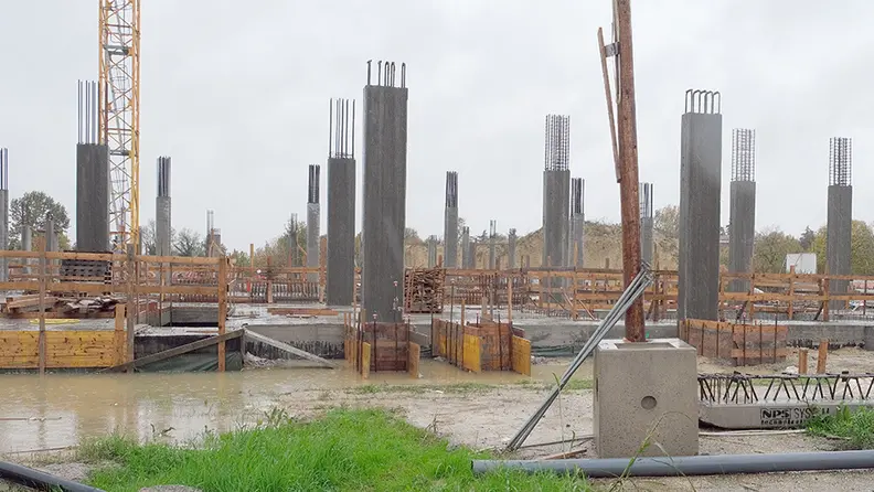 Il cantiere fermo della piscina comunale di Tencarola intitolata a a Bud Spencer