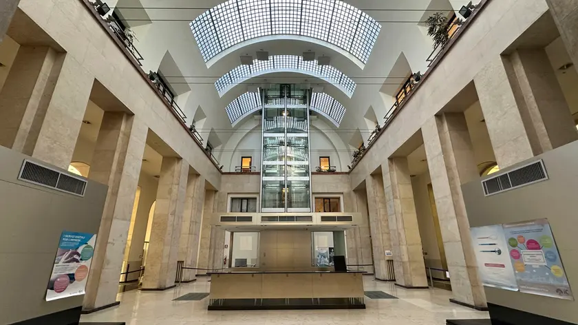 Il grande atrio del palazzo ex Borsa, sede della Camera di Commercio, in piazza Insurrezione