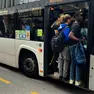 Autobus stracolmo fermo per 23 minuti a Padova, scoppia la protesta