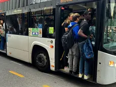 Autobus stracolmo fermo per 23 minuti a Padova, scoppia la protesta