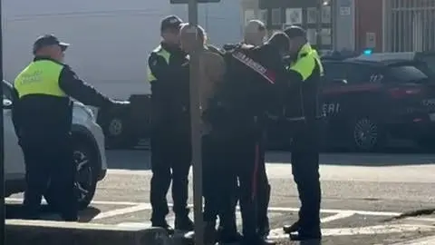 Il momento in cui la polizia locale ha fermato il giovane che ha tentato di aggredire il sindaco