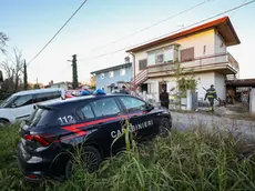 Carabinieri e vigili del fuoco nella villetta di Sdraussina (foto Tibaldi)