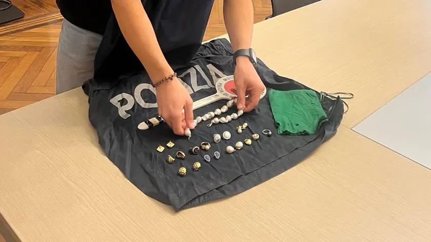 Alcuni dei gioielli rubati all'anziana a Milano