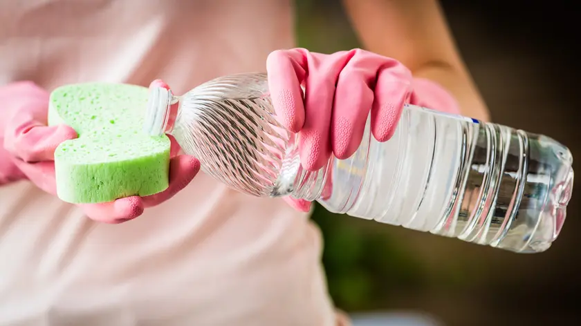 Addetta alla pulizia prima trasferita e poi licenziata