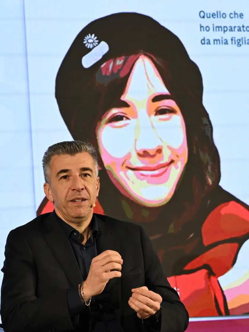 Gino Cecchettin e alle sue spalle un ritratto della figlia Giulia