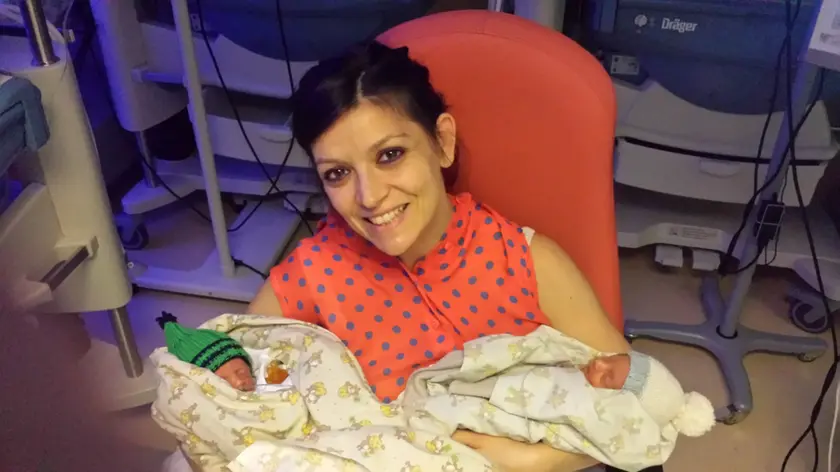 Vitalba D'Aguanno in Terapia intensiva neonatale con i figli Emiliano (a sinistra) e Lorenzo (a destra)