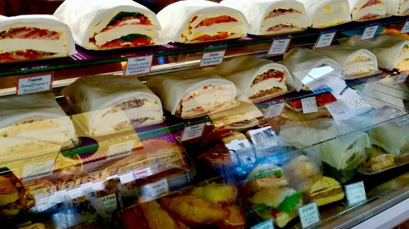 La vetrina di un bar con tantissime tipologie di tramezzino