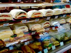 La vetrina di un bar con tantissime tipologie di tramezzino