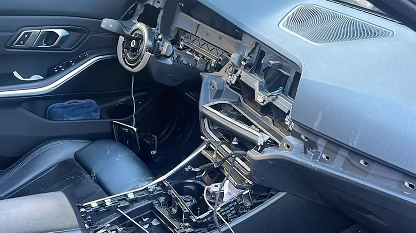 Una delle Bmw cannibalizzate dai ladri alla Sacra Famiglia