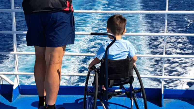 Il bimbo affetto da Sma1 in vacanza al mare