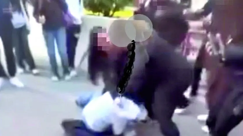 La lite tra adolescenti alla fermata del bus a Pordenone