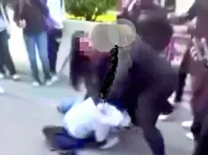 La lite tra adolescenti alla fermata del bus a Pordenone