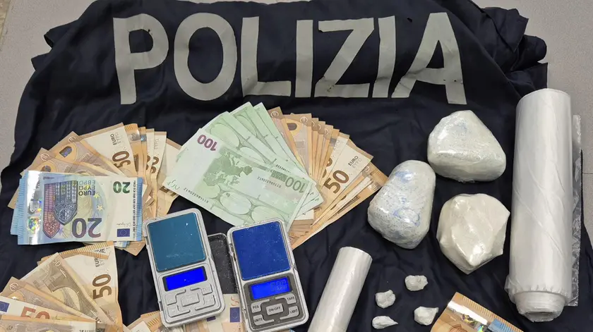 Il materiale sequestrato alla coppia di spacciatori