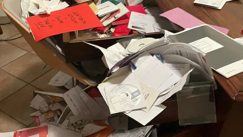 I ladri hanno rovistato anche nei cassetti della scrivania