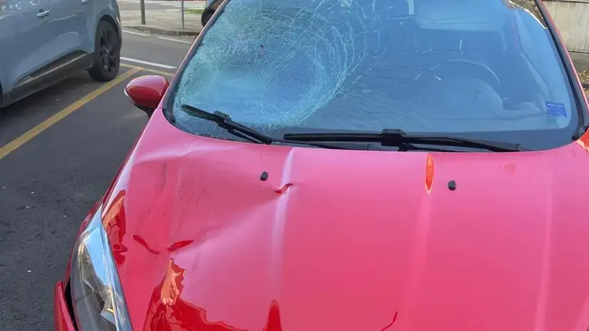 L’auto rosso che ha investito la giovane padovana è stata ritrovata in un parcheggio e sotto la discoteca da cui usciva la ragazza (Foto BresciaOggi)