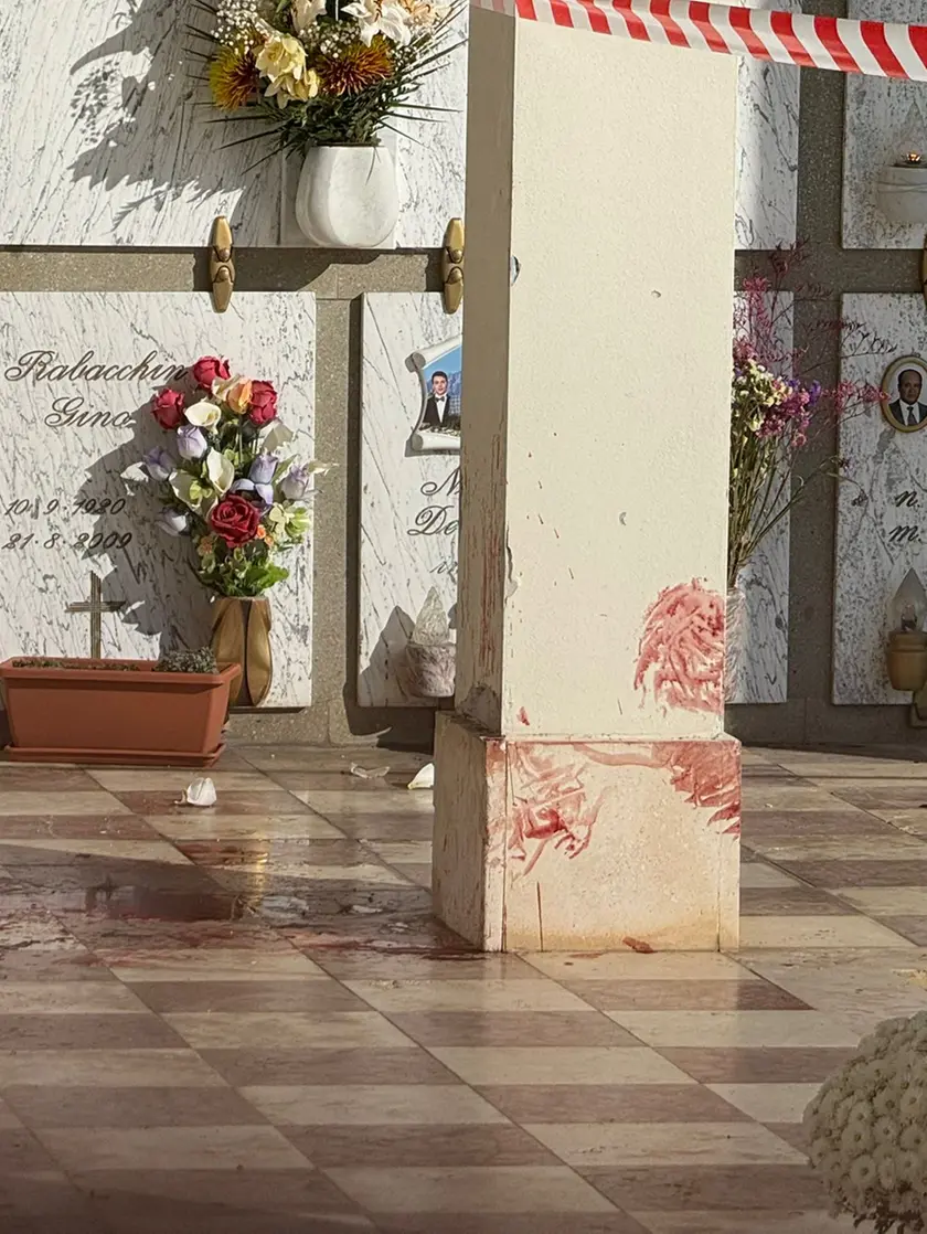 Il luogo dell'accoltellamento e il sangue della vittima (foto Pietro Cesaro)