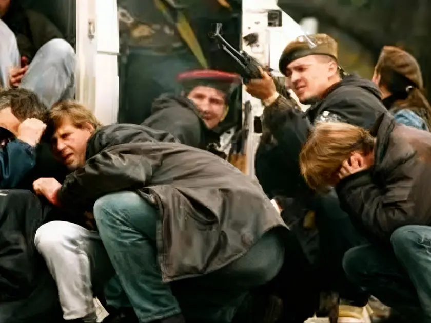 Sarajevo durante l'assedio (1992-'96): un soldato risponde a un cecchino tra la gente terrorizzata