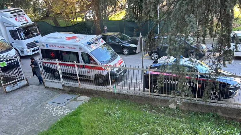 Carabinieri e ambulanza al Ruzza di Padova dove una ragazza è stata picchiata da una compagna in classe