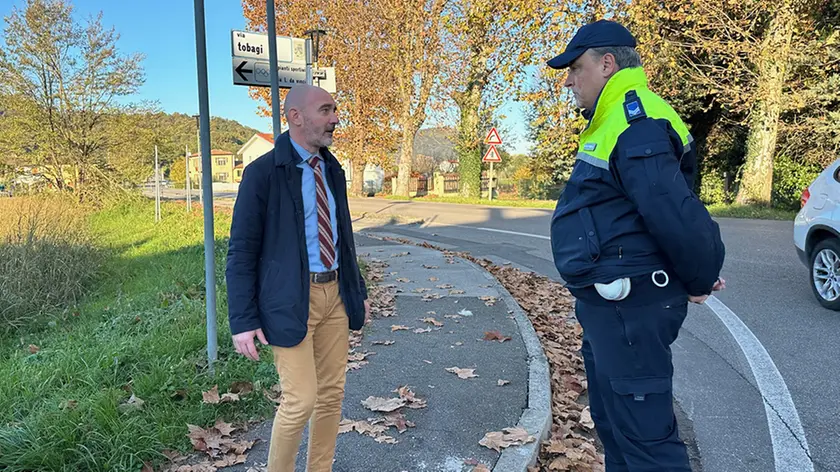 Il sindaco di Torreglia con un vigile urbano sul luogo dell'aggressione