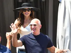 I Bezos all’imbarco sul taxi a Venezia per il loro matrimonio