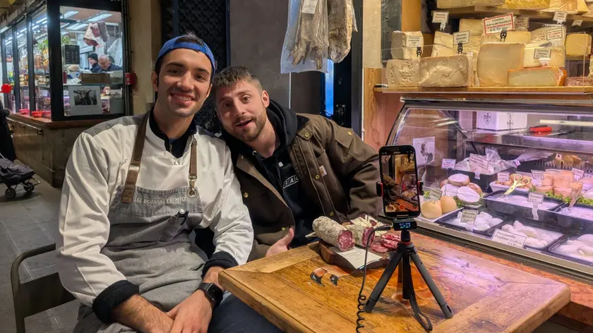 Prattquello durante la registrazione del video da Bottega Veneta a Padova