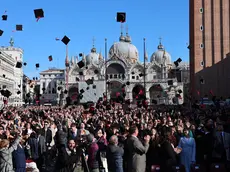 Festa di laurea in Piazza San Marco (fotoservizio Buso/Interpress)