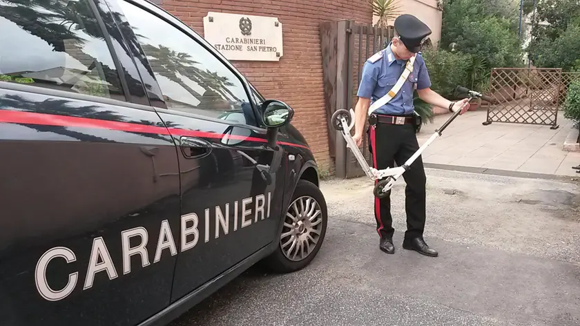 Un carabiniere con un monopattino sequestrato
