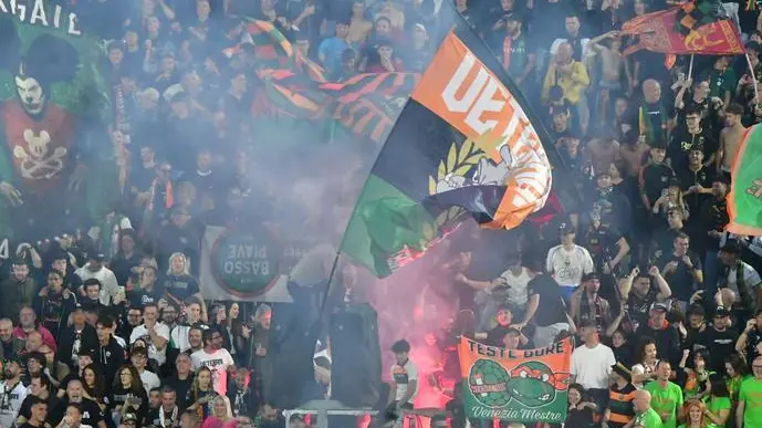 I tifosi del Venezia allo stadio Penzo