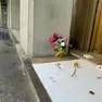 Un mazzo di fiori posato sul luogo in cui è stato trovato il clochard privo di vita