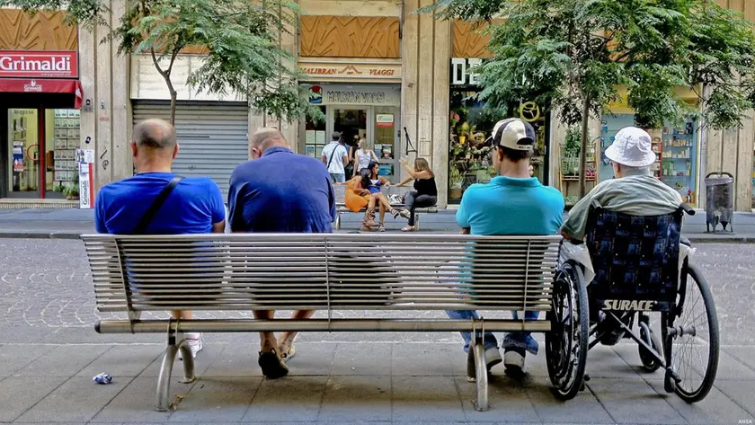 Una persona anziana con il badante