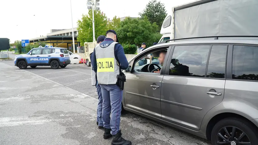 Controlli della Polizia di Stato all’ex valico confinario di Sant’Andrea Archivio Bumbaca