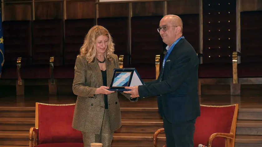 La consegna del premio a Francesca Russo da parte di Andrea Ferrero, vicepresidente del Cicap. Foto Angenzia Bianchi