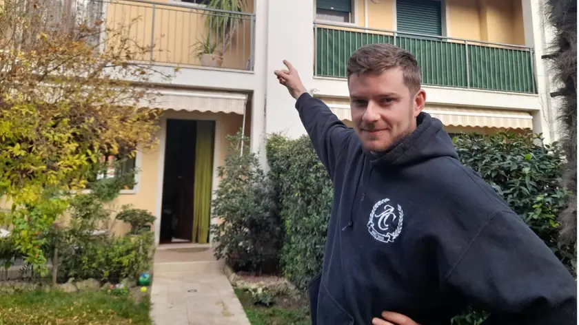 Il consigliere di maggioranza Alvise Vianello davanti a casa