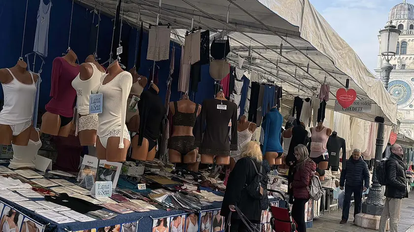 Il mercato in piazza dei Signori dove si è registrato un aumento dei furti come in piazza dei Frutti