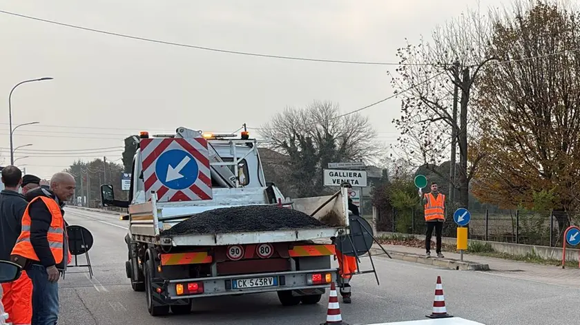 Il semaforo posizionato che crea lunghe code