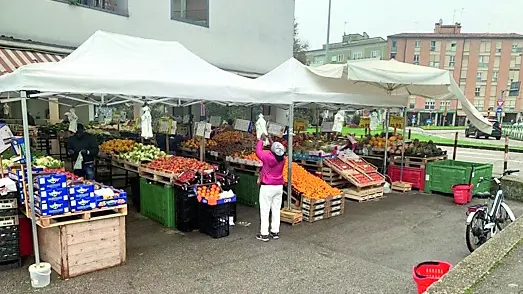 La nuova bottega di frutta e verdura in via Michelangelo Buonarroti all'Arcella