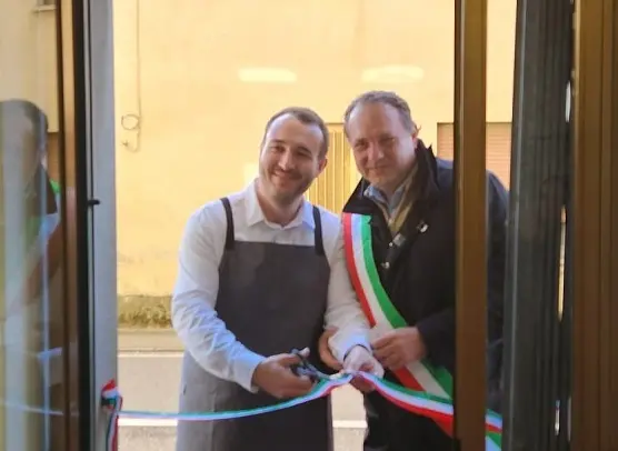 A sinistra Quirino Kuhnert nel giorno dell'inaugurazione del negozio