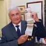 Dimitri Parpinel con il tesserino da donatore Avis