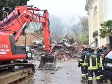 Le operazioni di soccorso tra le macerie a Brazzano