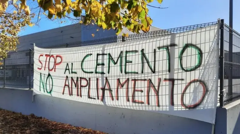 Lo striscione dei comitati