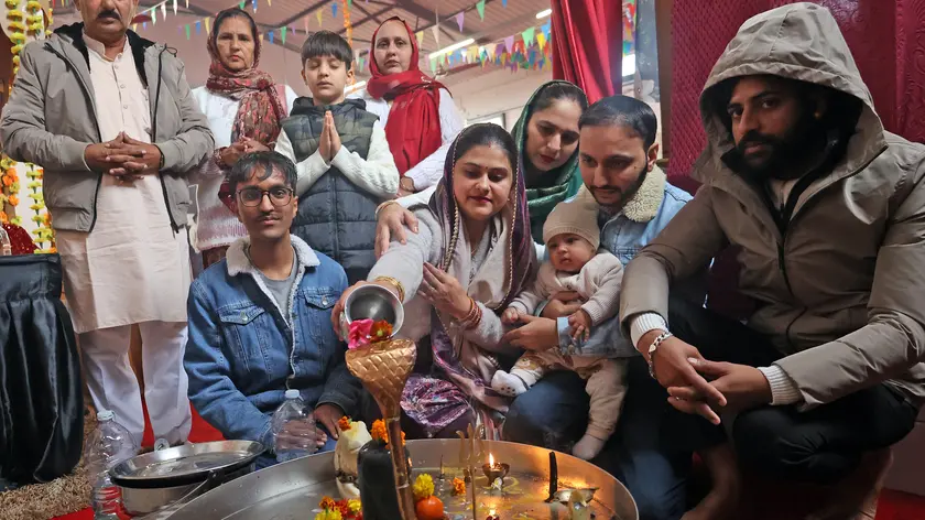 Una famiglia durante una preghiera nel tempio