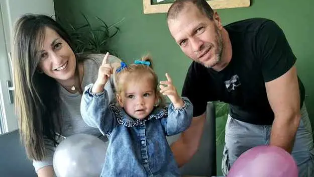 La piccola Ludovica, morta a due anni, con i genitori Renzo Nessenzia e Martina Feltrin